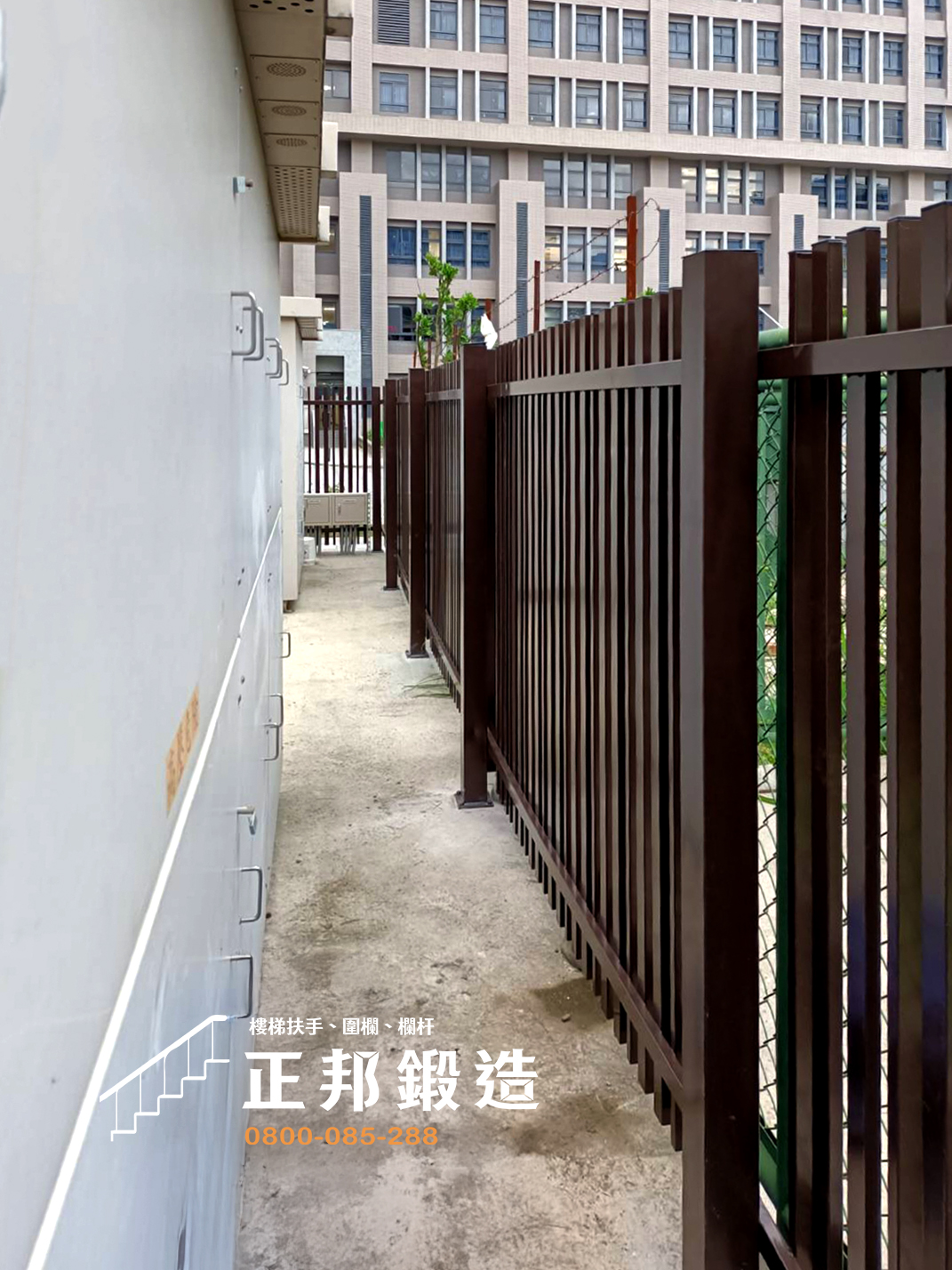 C9F-3056戶外電箱使用咖啡色鐵製格柵門遮蔽，兼顧美觀與透氣功能