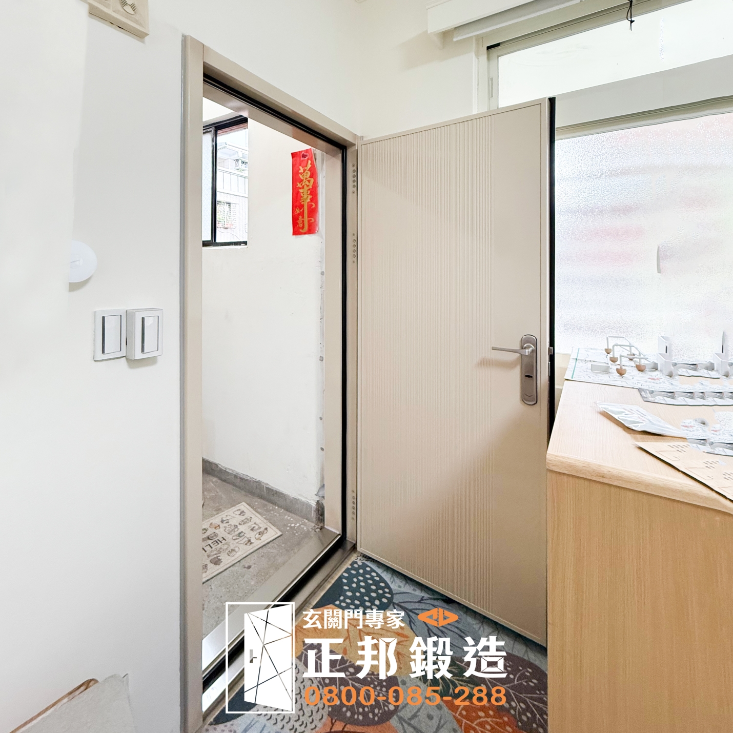 C9B-2058 FR-5457實際案例 正邦C9B-2058玄關門FR-5457烤漆色實際完工案例,細直線壓花呈現低調立體門面