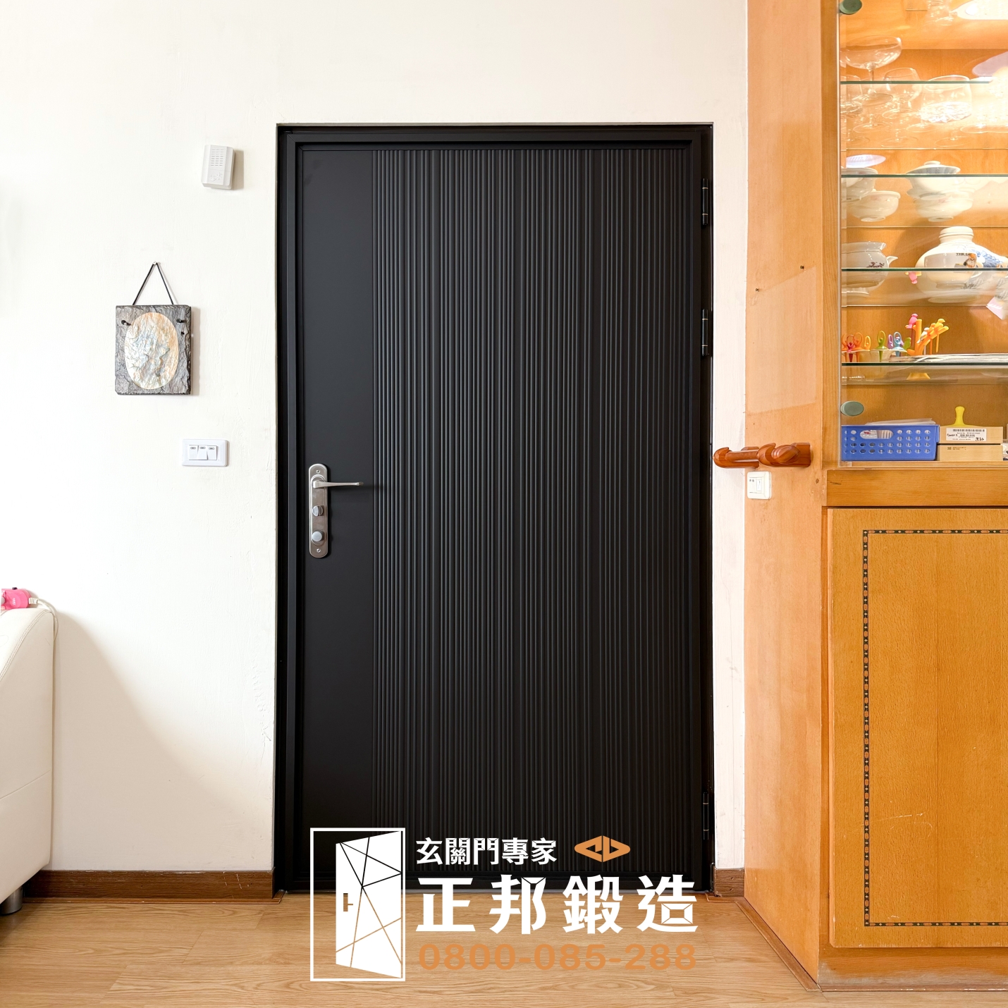C9B-2058加大單開實際案例 正邦C9B-2058加大單開玄關門實際住宅案例,較寬門洞保留完整單扇門比例與直線壓花設計