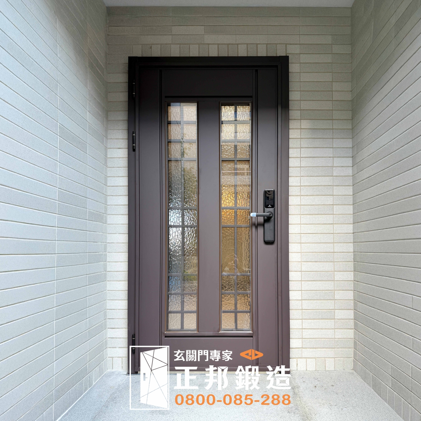 C9B-1008 玻璃門 (烤漆顏色FR-8679) 加裝電子鎖 基隆安裝案例 (2)