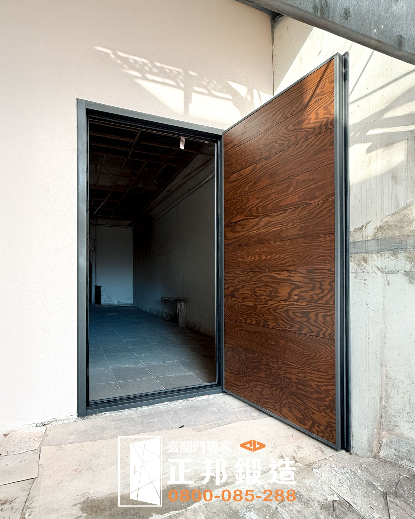 C9B-3004(FR-2898胡桃木色) 苗栗大門安裝案例 (2)