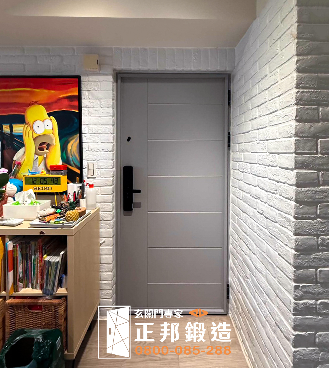 新店一般大樓住家換門案例，使用【C9B-2001／FR-2884】灰消光玄關門包框換門完工分享