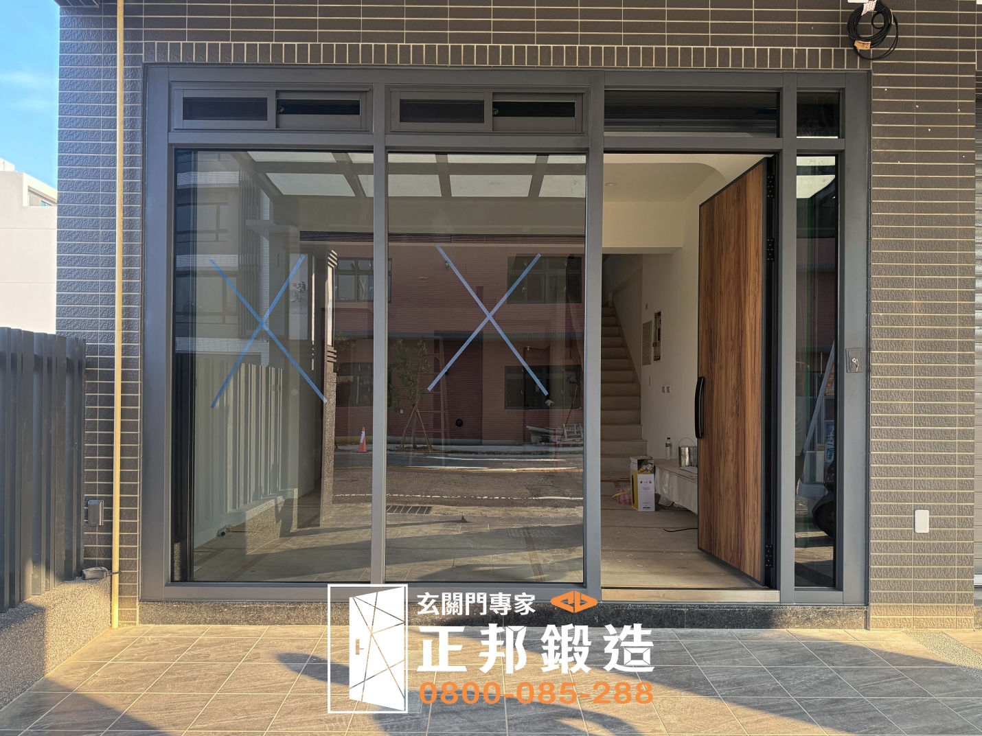 湖口店面門面更新案例，安裝【C9B-6003／FR-2910】木紋色玻璃門搭配固定玻璃設計提升店面質感與採光效果
