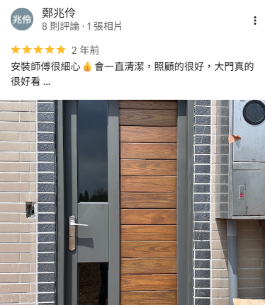 木頭玻璃玄關門安裝案例，正邦玄關門評價分享，包框施工搭配木紋玻璃玄關門，施工快速且完工效果自然美觀。