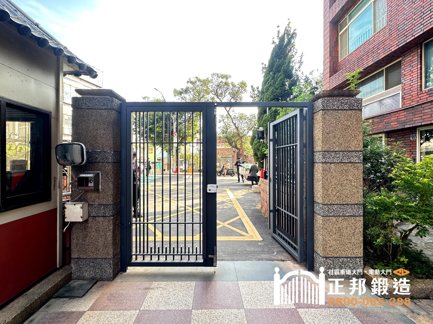 C9C-2081 新竹包框手動雙開社區大門(FR-2898G) 新竹社區不鏽鋼庭院大門安裝案例，採雙開式設計搭配直條格柵造型，保留視線與通風效果，依既有門柱及社區出入口尺寸訂製施工，呈現簡潔俐落的深灰色庭院門外觀。