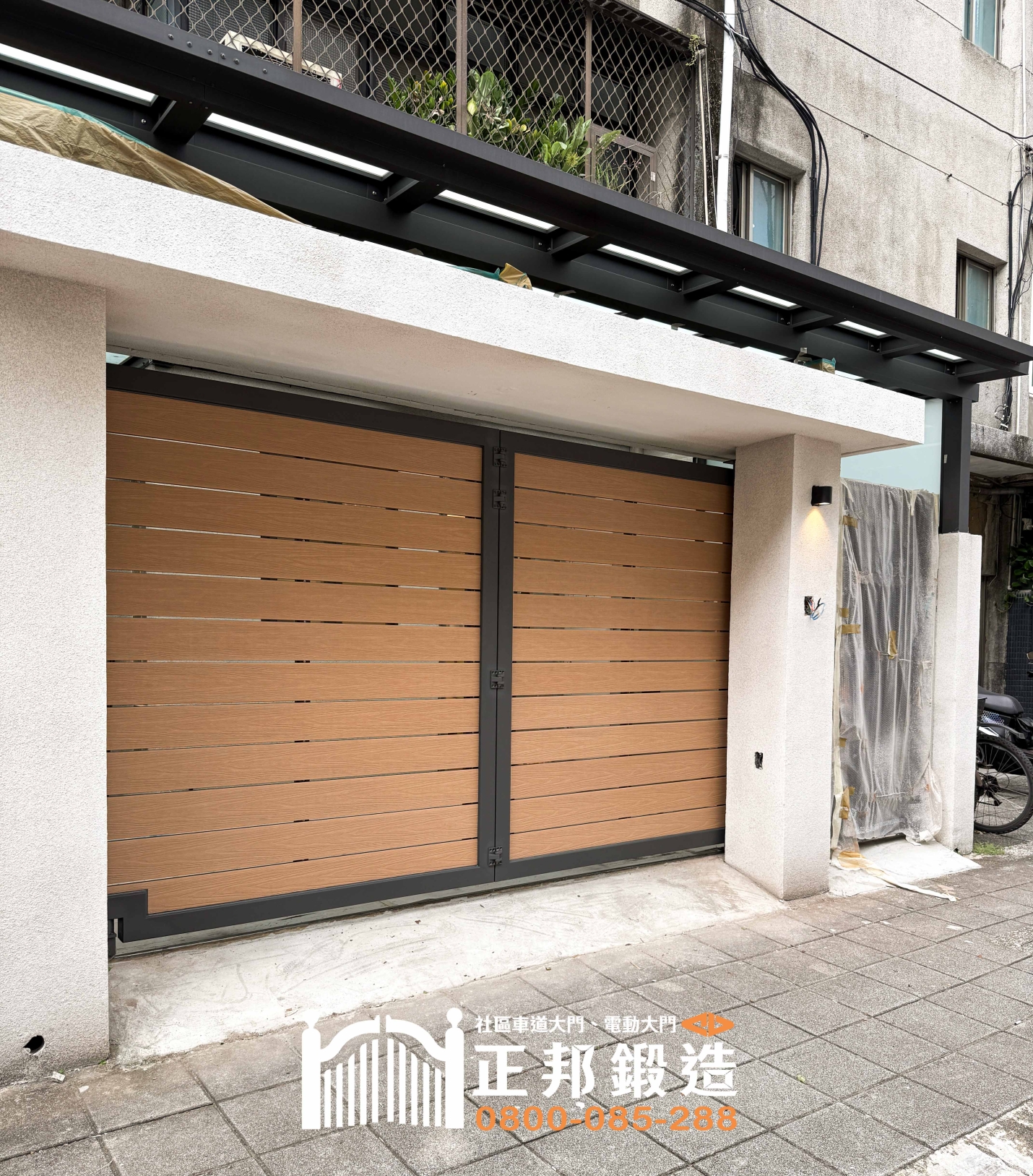 C9C-4036 不鏽鋼電動二折門 台北塑木電動大門安裝完工照 (6)