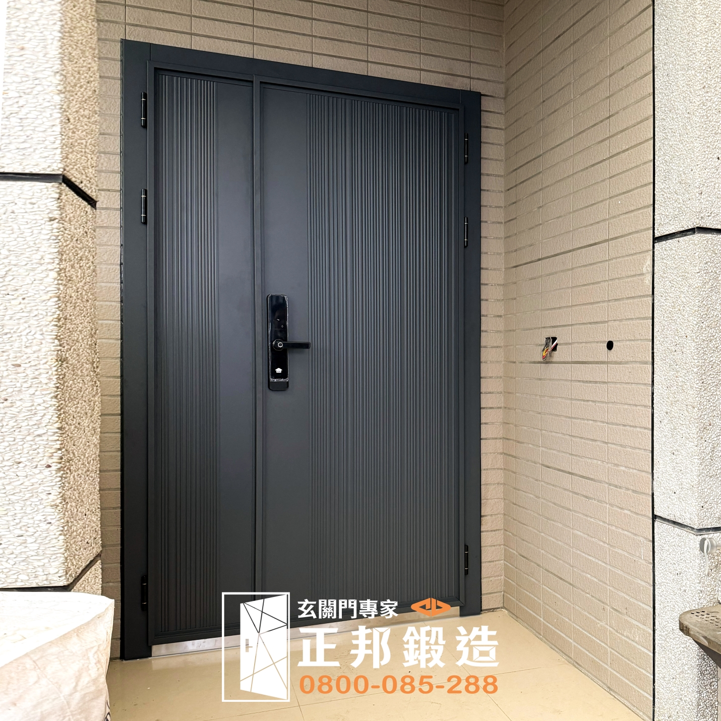 C9B-2058子母玄關門實際案例 正邦C9B-2058子母玄關門實際安裝案例,主門與子門搭配細直線壓花,適合較寬住宅入口