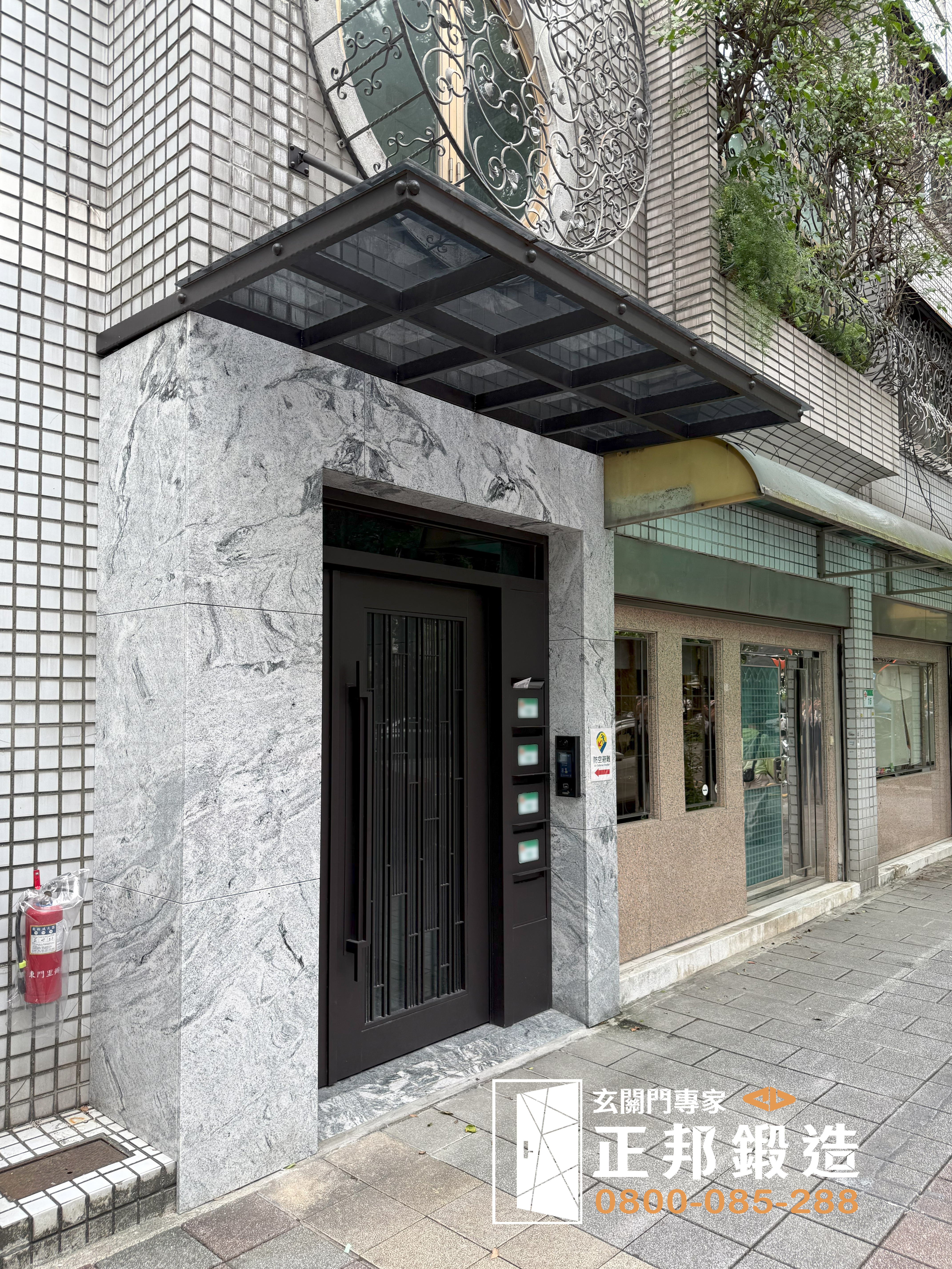 簡約型灰色玻璃鍛造雨遮