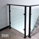 【小坪數客廳樓梯扶手設計】玻璃扶手這樣設計，空間感翻倍！