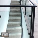 【小坪數客廳樓梯扶手設計】玻璃扶手這樣設計，空間感翻倍！