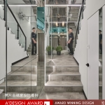 【小坪數客廳樓梯扶手設計】玻璃扶手這樣設計，空間感翻倍！