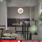 【小坪數客廳樓梯扶手設計】玻璃扶手這樣設計，空間感翻倍！