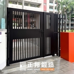 C9C-2001 (烤漆色號FR-9622) 高雄學校警衛室旁邊小門安裝 (5)