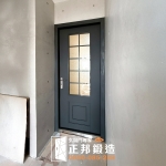 C9B-1078(烤漆顏色FR-2898) 美式格子玻璃門安裝案例照片 (2)