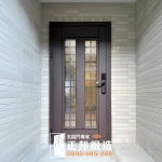 C9B-1008 玻璃門 (烤漆顏色FR-8679) 加裝電子鎖 基隆安裝案例 (2)