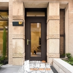 C9B-1077 (烤漆顏色FR-81255) 八德加裝玻璃門安裝案例 (4)