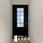 C9B-1078(烤漆顏色FR-2898) 美式格子玻璃門安裝案例照片 (1)