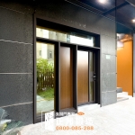 整體 木紋玻璃門 門面設計安裝(外側木紋烤漆R41+內側木紋2502門框烤漆顏色FR-81255)