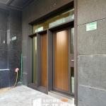 整體 木紋玻璃門 門面設計安裝(外側木紋烤漆R41+內側木紋2502門框烤漆顏色FR-81255)
