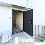 C9B-2040 (烤漆顏色FR-2898) 玄關門安裝案例 (1)