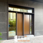整體 木紋玻璃門 門面設計安裝(外側木紋烤漆R41+內側木紋2502門框烤漆顏色FR-81255)