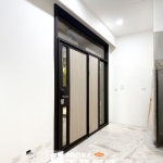 整體 木紋玻璃門 門面設計安裝(外側木紋烤漆R41+內側木紋2502門框烤漆顏色FR-81255)