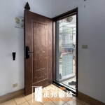 C9B-2004(烤底漆噴黑平光刷紅古銅偏黑) 平鎮玄關門安裝 (3)