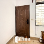 C9B-2004(烤底漆噴黑平光刷紅古銅偏黑) 平鎮玄關門安裝 (2)