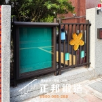 C9F-3058 OT欄杆+佈告欄 (骨架FR-81255G，花葉方形照款式圖色) 路邊欄杆訂製安裝 (5)