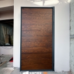 C9B-3004(FR-2898胡桃木色) 苗栗大門安裝案例 (3)