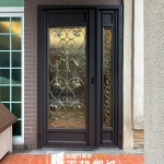 C9B-1025 (烤漆色FR-81255門花3803) 淡水大門安裝案例 (3)