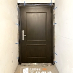 C9B-2038 (刷漆古典褐) 防火門鎖E686 大門安裝案例 (3)