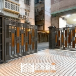 C9C-4064 不鏽鋼手動雙開社區大門A1-6086(不含木板)+大柱C9C-1094 安裝案例 (2)