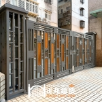 C9C-4064 不鏽鋼手動雙開社區大門A1-6086(不含木板)+大柱C9C-1094 安裝案例 (4)