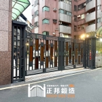 C9C-4064 不鏽鋼手動雙開社區大門A1-6086(不含木板)+大柱C9C-1094 安裝案例 (1)