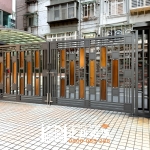 C9C-4064 不鏽鋼手動雙開社區大門A1-6086(不含木板)+大柱C9C-1094 安裝案例 (5)