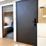 C9B-2066(烤漆色FR-81255) 2015-H1(黑) 新竹大門安裝案例 (5)