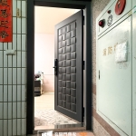 C9B-2033(烤漆色FR-2910)、E908 三重大門安裝案例 (1)