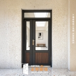 現代風格玄關門 深灰色門框＋玻璃＋木紋板 場景模擬示意圖 正邦鍛造