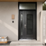AI模擬示意圖：正邦鍛造C9B-1070包框子母門含開天，搭配三合一通風門（FR-9637M1、銀波坦克網），日系淺色牆面、石頭庭院鋪底的住宅環境