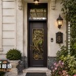 AI 模擬示意圖：烤漆顏色FR-8679M1 門花 3804，歐式建築米黃色石頭牆面，周圍環繞花草植栽，呈現優雅鄉村風格入口