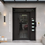 AI 模擬示意圖：正邦鍛造細線條造型玻璃玄關門 30款北歐風客廳大門示意圖-居家布置