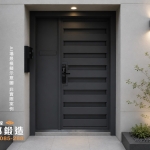 AI 模擬示意圖：正邦鍛造C9C-2062美式工業風信箱庭院門FR-2898G 深灰砂 融合現代極簡風格，黑灰白配色搭配俐落線條設計