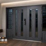 AI 模擬示意圖：正邦鍛造C9B-1084 (烤漆顏色FR-2910) 桃園門面包框 0970960683  淺灰色牆面與深色木地板設計 (5)