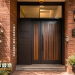 AI 模擬示意圖：正邦鍛造C9C-4055 (FR-8675.柚木色)公寓大門含信箱 維多利亞風格別墅，紅磚牆面設計
