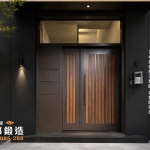 AI 模擬示意圖：正邦鍛造C9C-4055 (FR-8675.柚木色)公寓大門含信箱 現代黑白風格住宅，黑色外牆設計