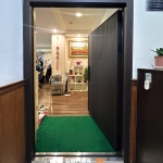 台中玄關門推薦案例，使用【C9B-2058／FR-8679】咖啡消光玄關門搭配H9B電子鎖與多氣密隔音結構完工分享