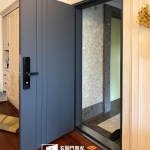 台中包框換門推薦案例，使用【C9B-2040／FR-2898】深灰砂玄關門更新住宅入口安全與現代感