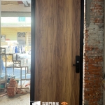 台北店面玻璃門推薦案例，使用【C9B-6003／FR-9622】胡桃木色門面搭配新作框扇與門面玻璃完工分享