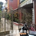 板橋庭院門推薦｜黑鐵手動雙開二折門案例【C9C-2080／3807】